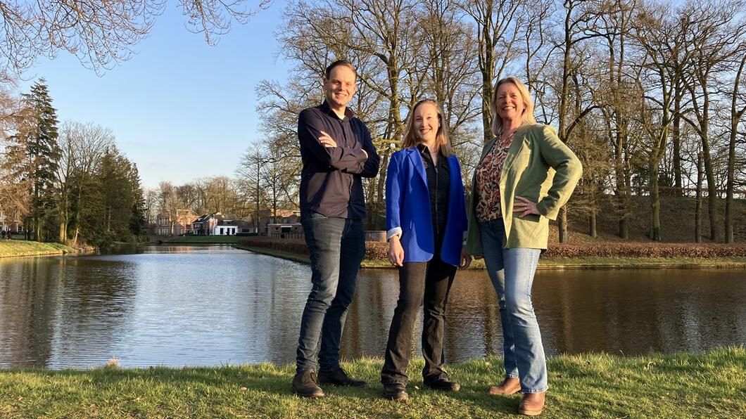 Simon, Berit en Sonja poseren lachend voor de Grolse gracht in Groenlo