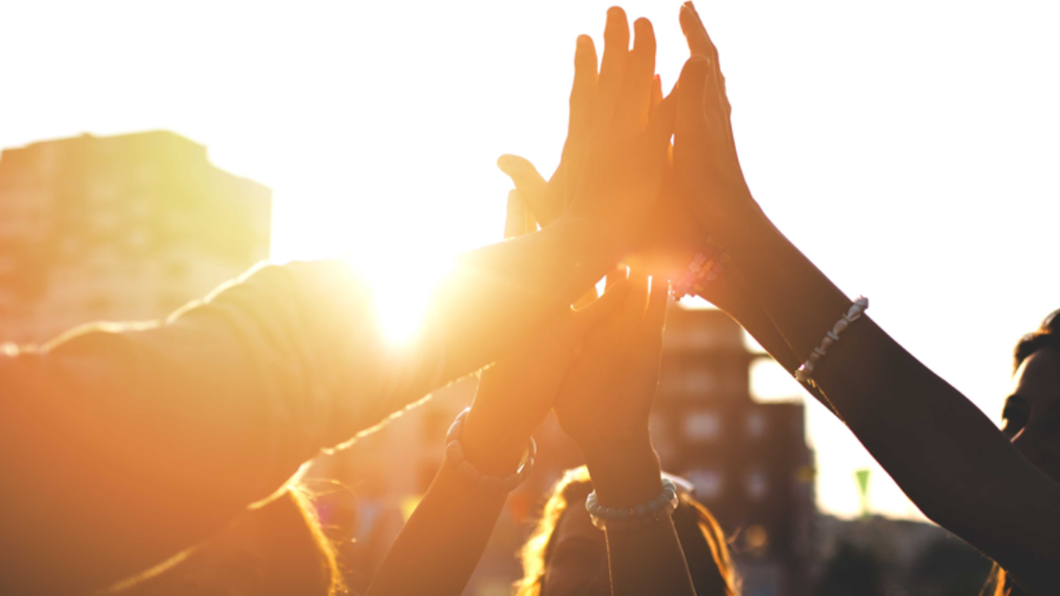 High five met een zonsondergang