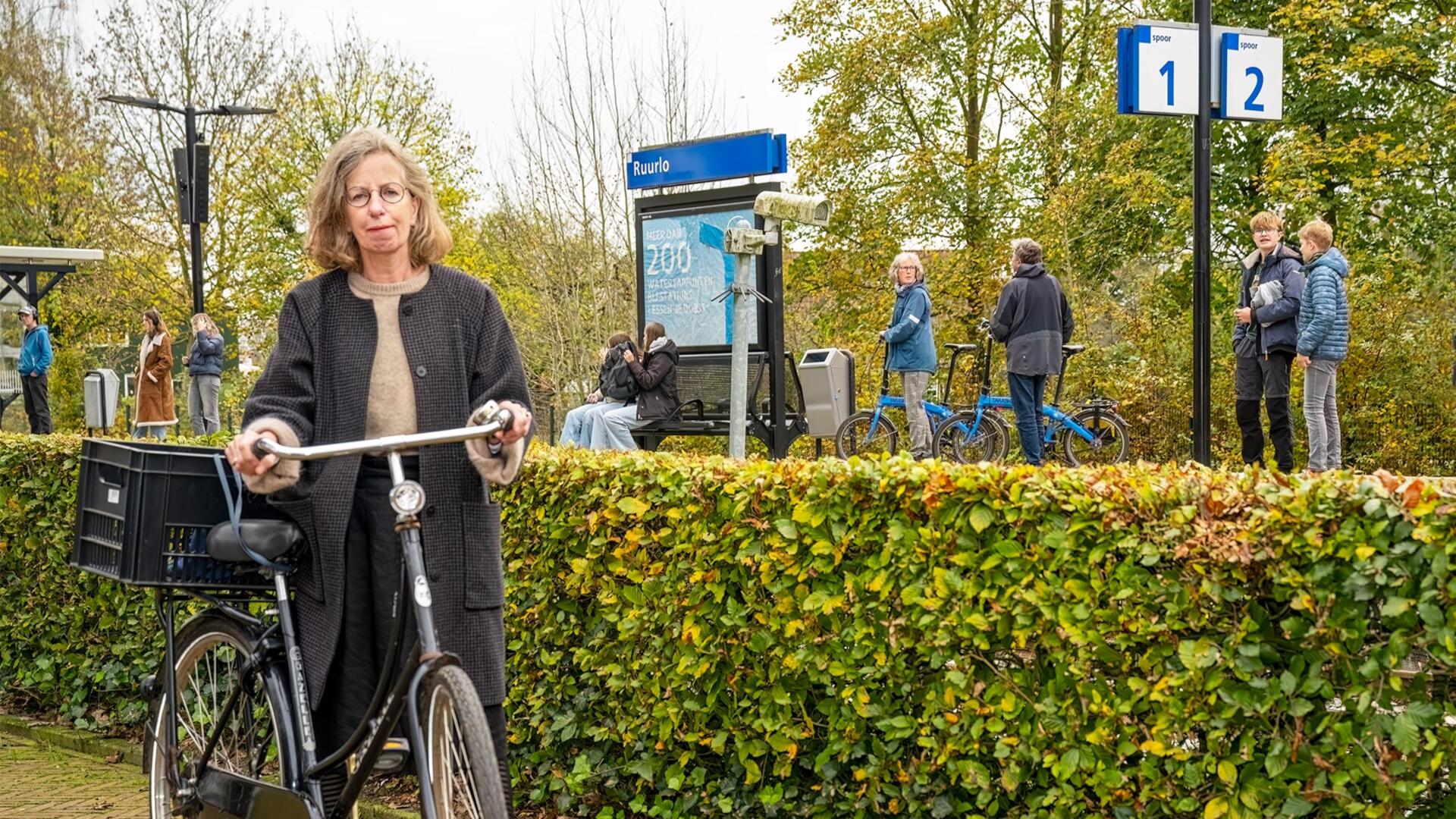 Jessie bij station Ruurlo met haar fiets