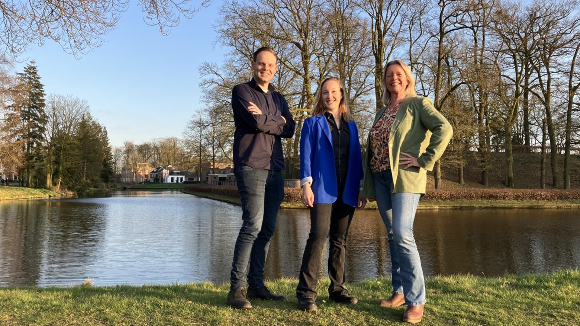 Simon, Berit en Sonja poseren lachend voor de Grolse gracht in Groenlo